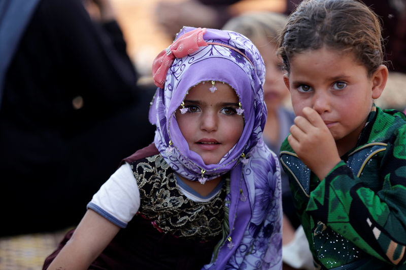 © Reuters. Crianças sírias chegam a campo de refugiados na província de Idlib