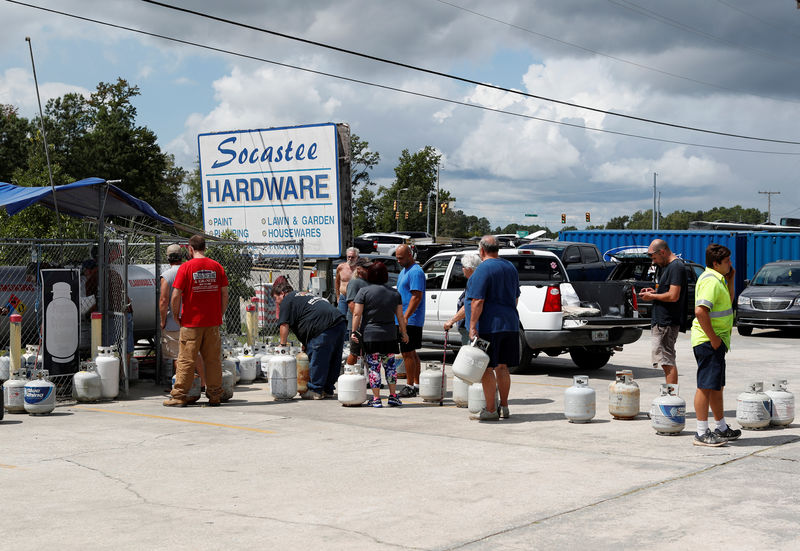 © Reuters. Customers line up to buy propane at Socastee Hardware store, ahead of the arrival of Hurricane Florence in Myrtle Beach