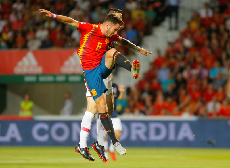 © Reuters. Saúl Niguez marca el primer gol de España en el 6-0 sobre Croacia en el Estadio Martínez Valero, en Elche, España.