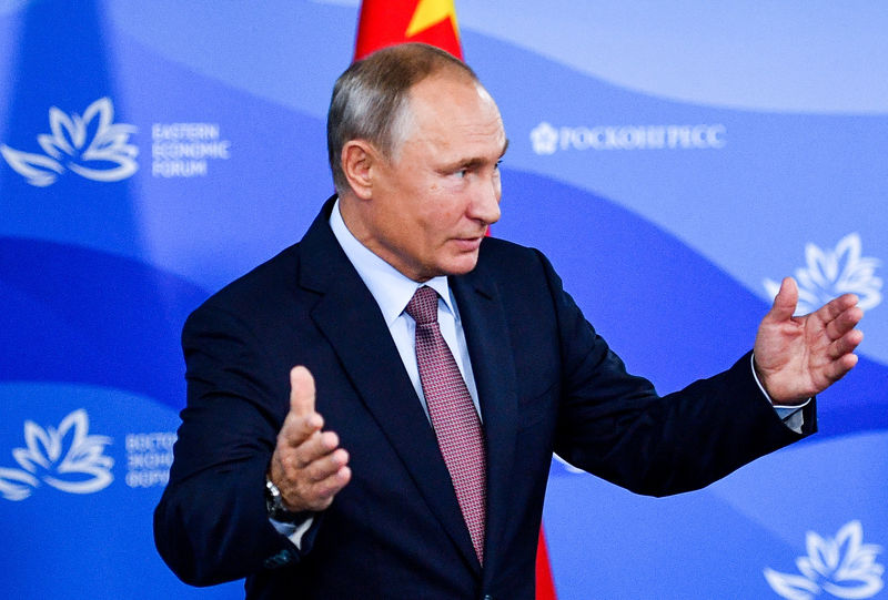 © Reuters. Russian President Putin attends a meeting with participants of a round table discussion on Russia-China Cooperation on the sidelines of the Eastern Economic Forum in Vladivostok