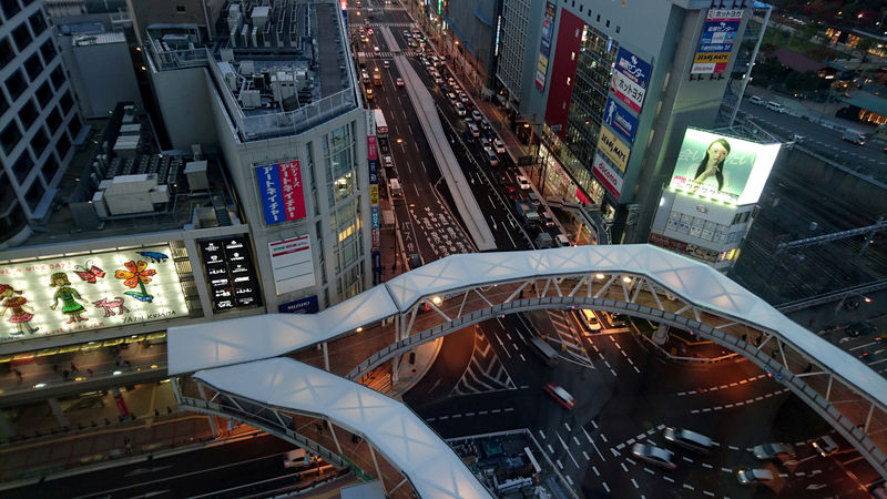 © Reuters. Evening traffic in Osaka