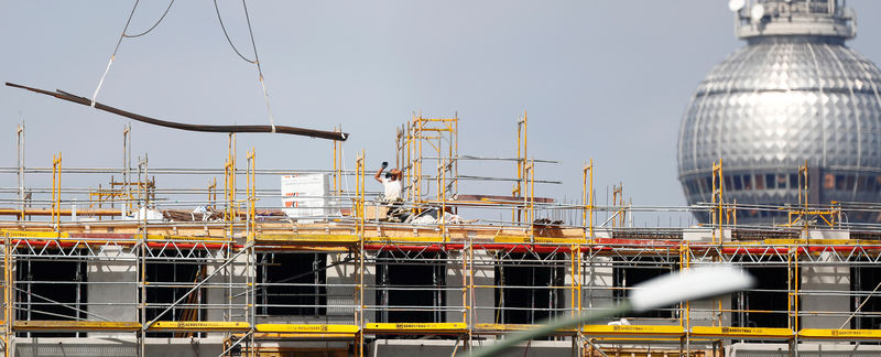 © Reuters. Construction workers prepare concrete formworks in front of the TV tower in Berlin