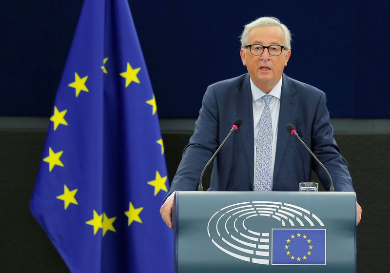 © Reuters. European Commission President Juncker delivers a speech during a debate on The State of the EU at the European Parliament in Strasbourg