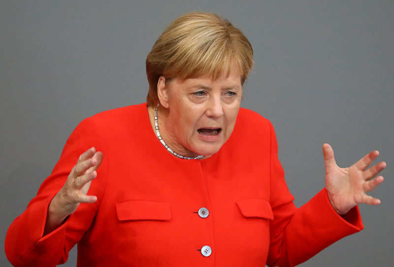 © Reuters. Chanceler alemã, Angela Merkel, faz discurso ao Parlamento