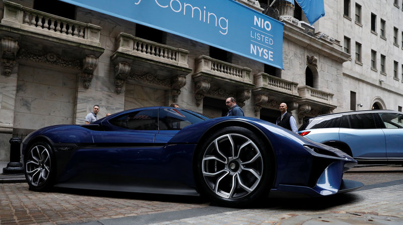 © Reuters. Chinese electric vehicle start-up Nio Inc. vehicles are on display in front of the NYSE to celebrate the company’s IPO in New York