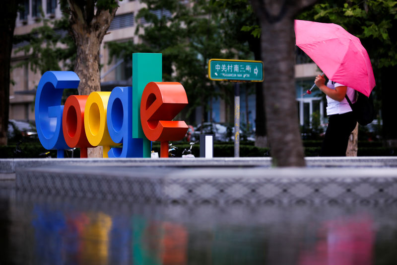 © Reuters. The brand logo of Alphabet Inc's Google is seen outside its office in Beijing