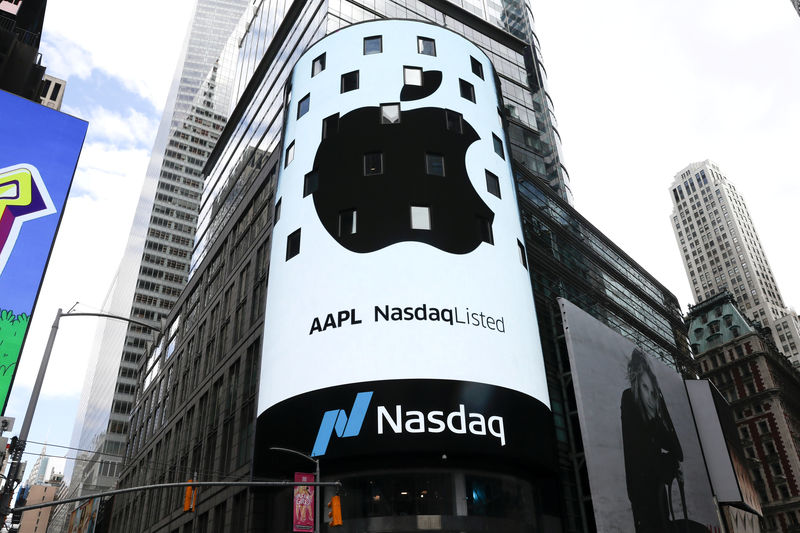 © Reuters. FILE PHOTO: FILE PHOTO: An electronic screen displays the Apple Inc. logo on the exterior of the Nasdaq Market Site following the close of the day's trading session in New York City