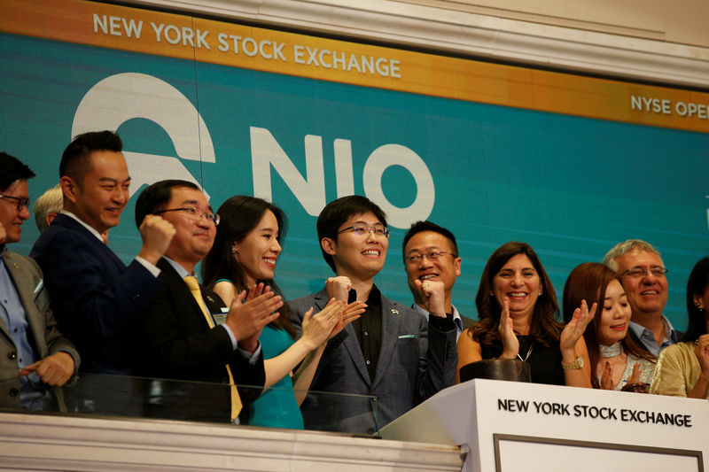 © Reuters. Chinese electric vehicle start-up Nio Inc’s first employee Tianshu LI, and company’s leadership team celebrate at the NYSE Opening Bell in New York