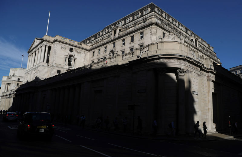 © Reuters. People walk past the Bank of England in London