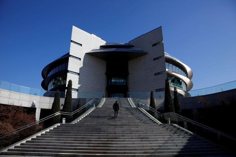 © Reuters. FILE PHOTO: A man walks up stairs at the eurozone's largest bank Santander's headquarters in Boadilla del Monte