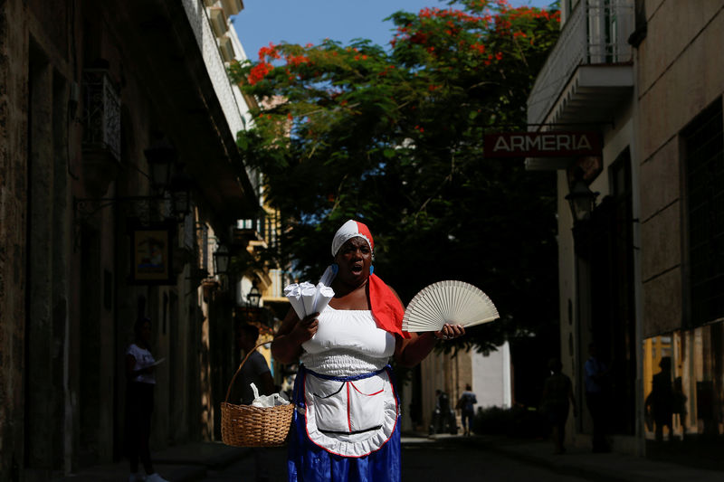 © Reuters. Lyssett Pérez, de 46 anos, vende amendoim nas ruas de Havana, em Cuba