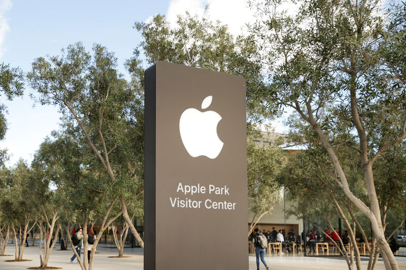 © Reuters. Logo da Apple em centro de visitantes em Cupertino, Estados Unidos