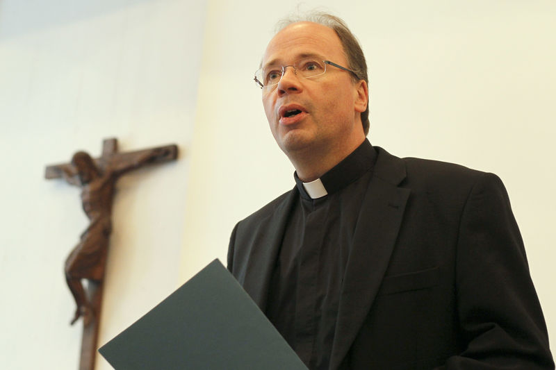 © Reuters. Bispo de Trier Stephan Ackermann durante entrevista coletiva em 2013