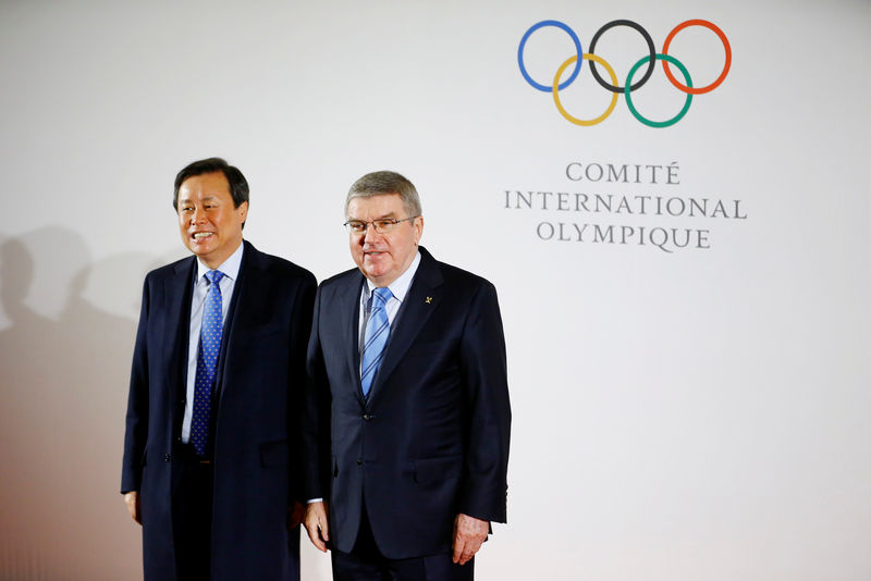 © Reuters. Jong-Hwan Do com o presidente do COI, Thomas Bach, em Lausanne