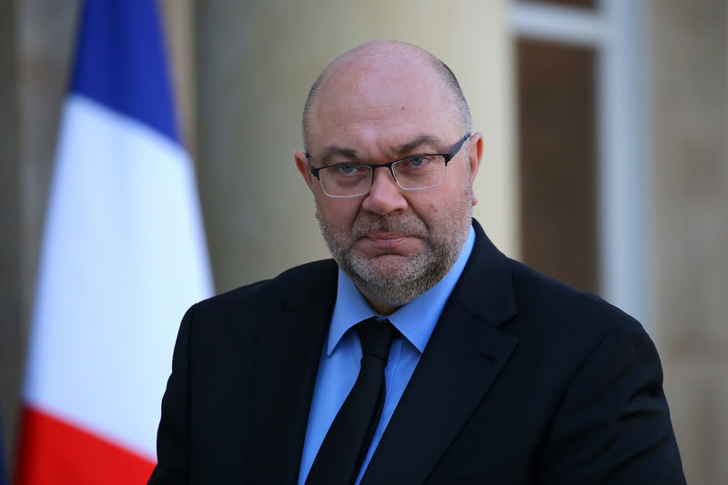 © Reuters. French Agriculture Minister Stephane Travert arrives for a meeting with young French farmers at the Elysee Palace in Paris