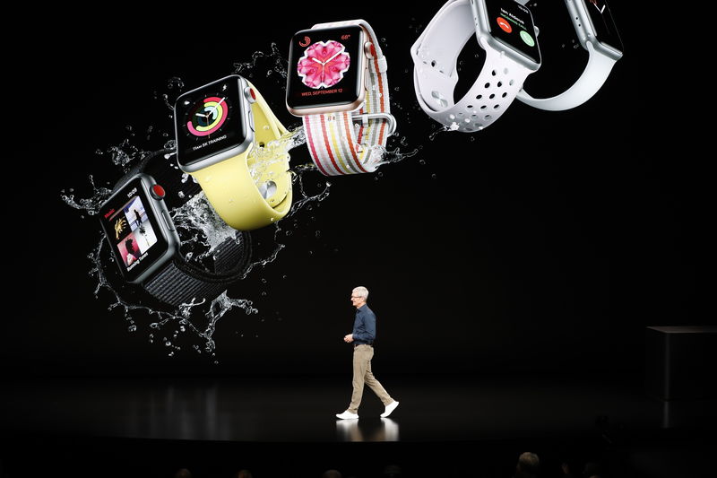 © Reuters. Tim Cook, presidente-executivo da Apple, apresenta o novo relógio da Apple em um evento de lançamento da nova linha de produtos da Apple