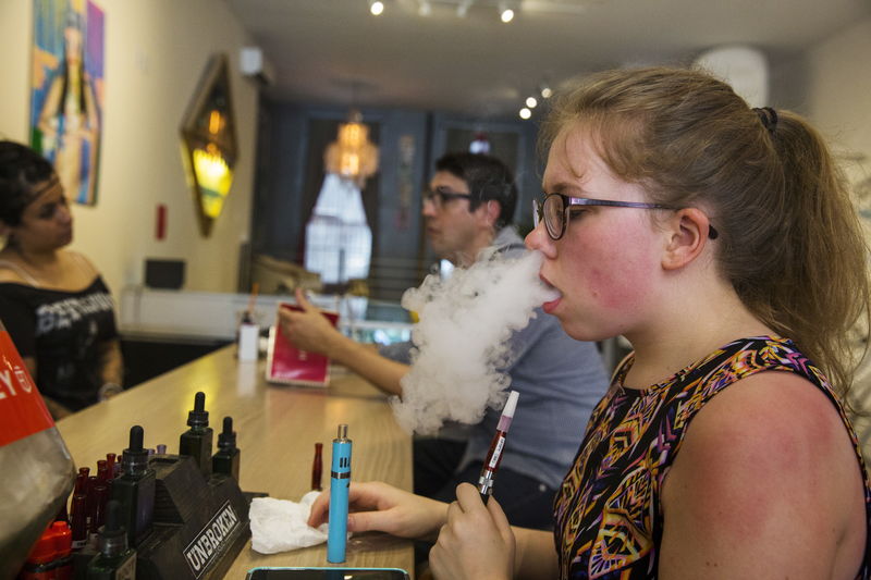 © Reuters. Cliente experimenta diferentes sabores de cigarros eletrônicos no Henley Vaporium em Nova York