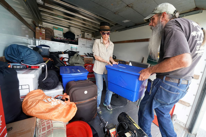 © Reuters. Moradores colocam pertences em caminhão antes de chegada de furacão Florence