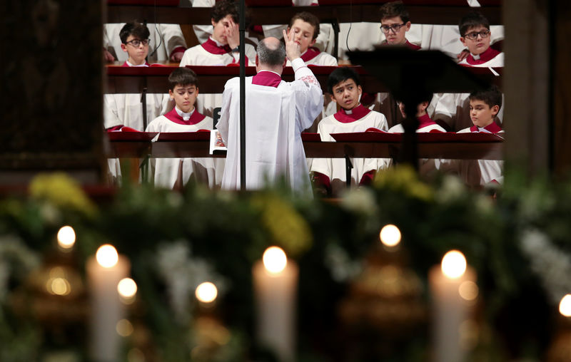 © Reuters. Coral da Capela Sistina antes da chegada do papa Francisco no Vaticano