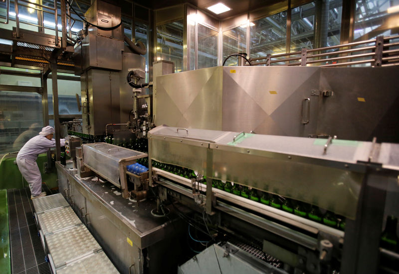 © Reuters. FILE PHOTO:  Employee works at a beer production line at Japanese brewer Kirin Holdings' factory in Toride