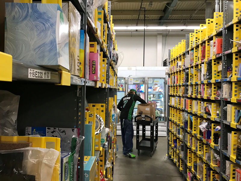 © Reuters. FILE PHOTO: An employee collects items ordered by Amazon.com customers through the company's two-hour delivery service Prime Now in a warehouse in San Francisco