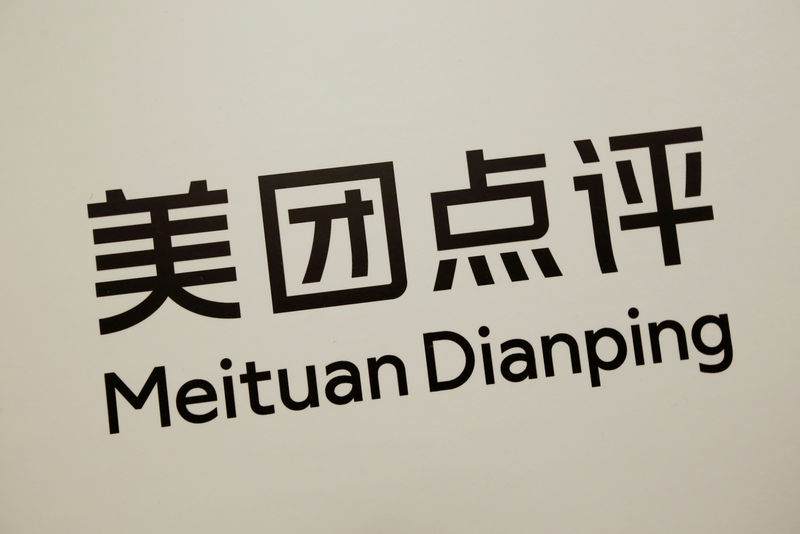 © Reuters. FILE PHOTO: Company logo of China's Meituan Dianping is displayed at a news conference in Hong Kong