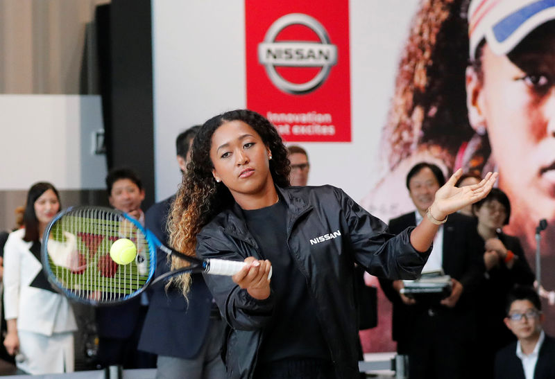 © Reuters. U.S. Open tennis champion Naomi Osaka hits a ball to Nissan Motor's Senior Vice President Asako Hoshino after a contract signing ceremony at Nissan's global headquarters in Yokohama