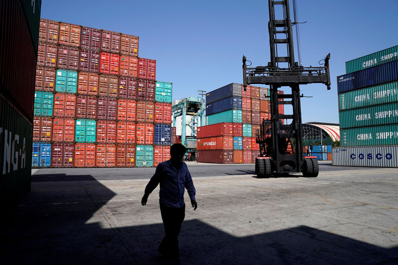 © Reuters. FILE PHOTO: Shipping containers are seen at the port in Shanghai