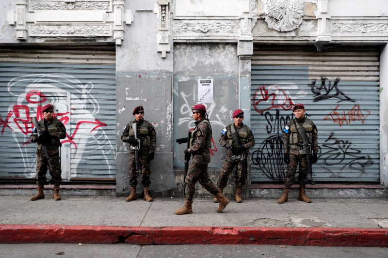 © Reuters. Soldados de las fuerzas especiales Kaibil, cerca del Congreso durante una manifestación para pedir la renuncia del presidente Jimmy Morales en Ciudad de Guatemala.