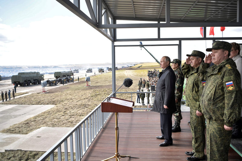 © Reuters. Russian President Vladimir Putin, Chinese Defence Minister Wei Fenghe, Defence Minister Sergei Shoigu and Chief of the General Staff of Russian Armed Forces Valery Gerasimov watch the military parade during Vostok-2018 war games at Tsugol military training