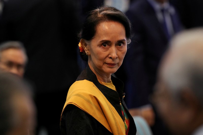 © Reuters. Suu Kyi defiende la decisión judicial de encarcelar a dos periodistas de Reuters en Myanmar