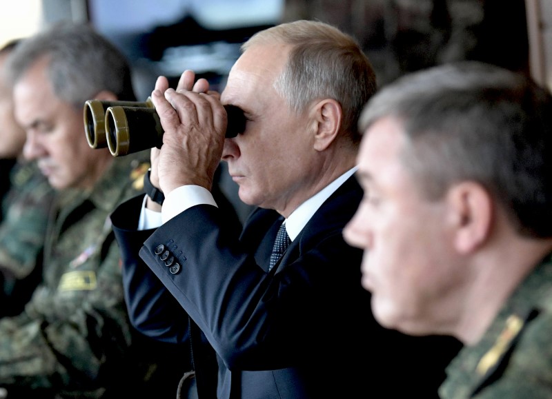 © Reuters. بوتين يتفقد مناورات عسكرية ويتعهد بتعزيز الجيش