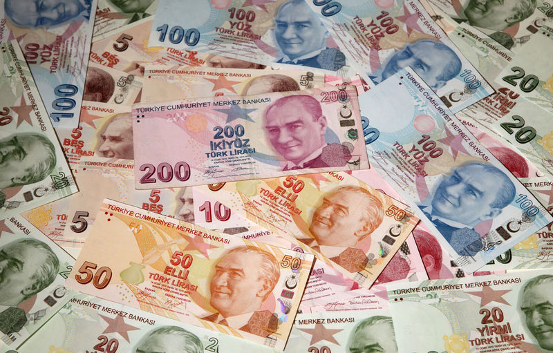 © Reuters. Turkish lira banknotes are seen in this picture illustration taken in Istanbul