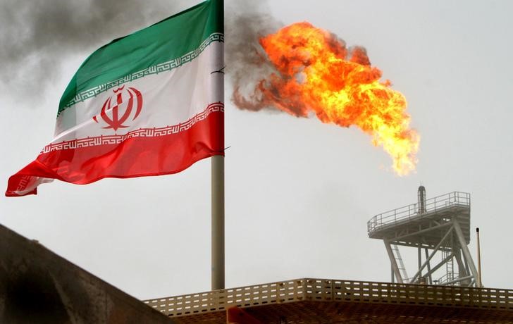 © Reuters. Газовый факел и флаг Ирана на нефтяной платформе месторождения Сороуш в Персидском заливе