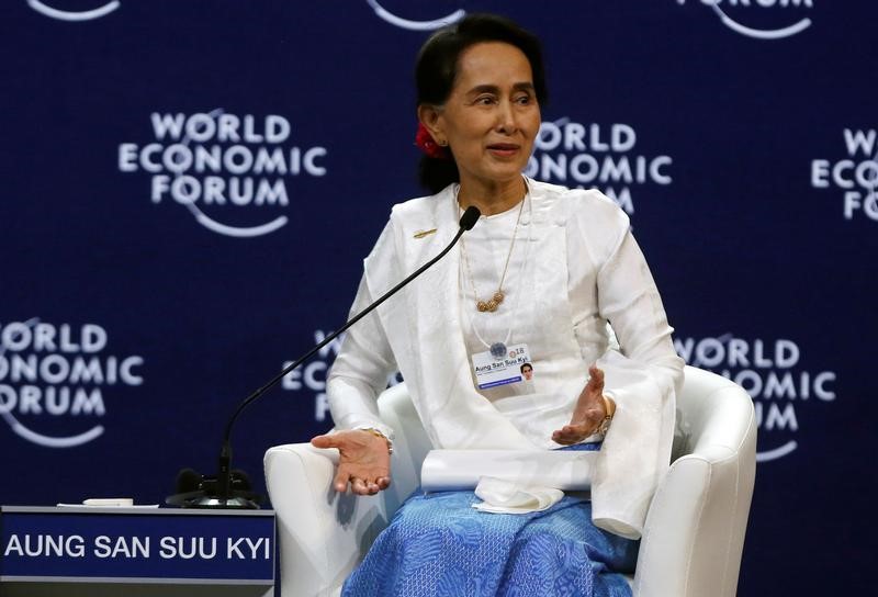 © Reuters. Líder do governo de Mianmar, Aung San Suu Kyi, no Fórum Econômico Mundial da Associação de Nações do Sudeste Asiático (Asean), em Hanói