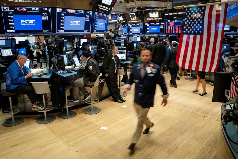 © Reuters. Traders work on the floor of the NYSE in New York