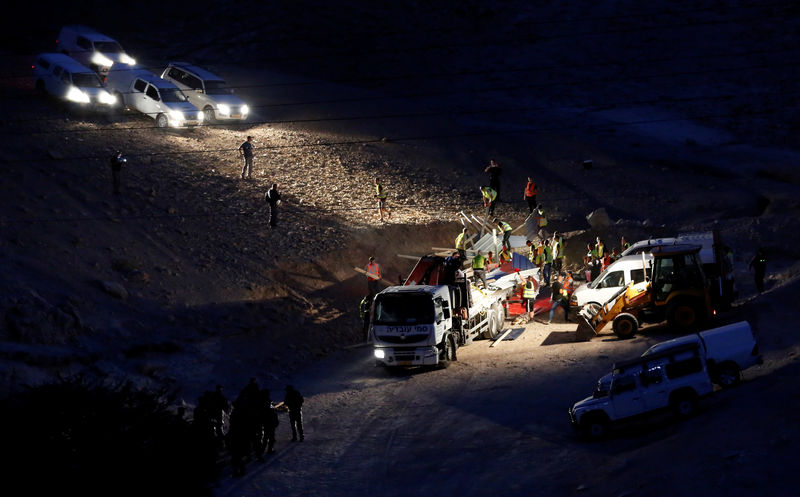 © Reuters. Tendas erguidas por manifestantes palestinos perto de Khan al-Ahmar são derrubadas por forças israelenses