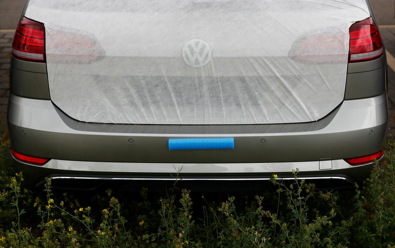 © Reuters. New Volkswagen cars are seen at the Berlin Brandenburg international airport Willy Brandt (BER) in Schoenefeld