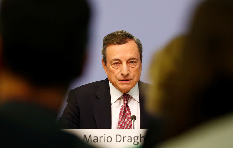 © Reuters. Italia, Draghi: danni da parole politici su deficit, Bce si aspetta rispetto regole