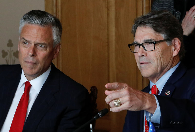 © Reuters. U.S. Energy Secretary Perry and U.S. ambassador to Russia Huntsman attend a meeting with Russian Energy Minister Novak in Moscow