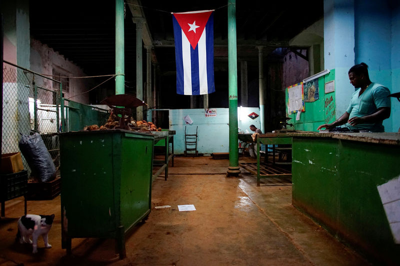 © Reuters. FILE PHOTO: A Cuban flag decorates a subsidised state store, or "bodega", where Cubans can buy basic products with a ration book they receive annually from the government, in downtown Havana