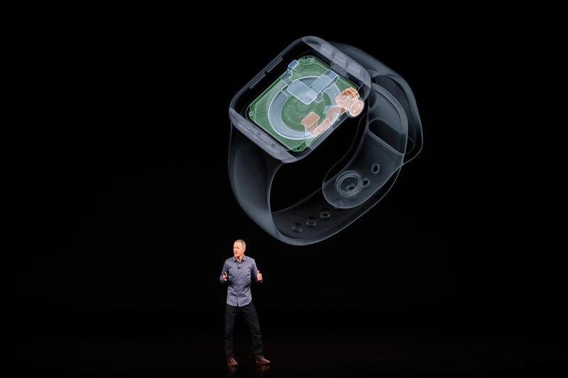 © Reuters. El nuevo reloj de Apple podría comerse un trozo del mercado suizo