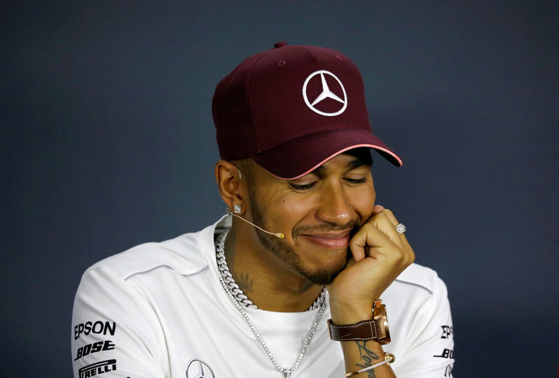 © Reuters. Hamilton dice estar concentrado en ganar el campeonato pese a sus constantes viajes