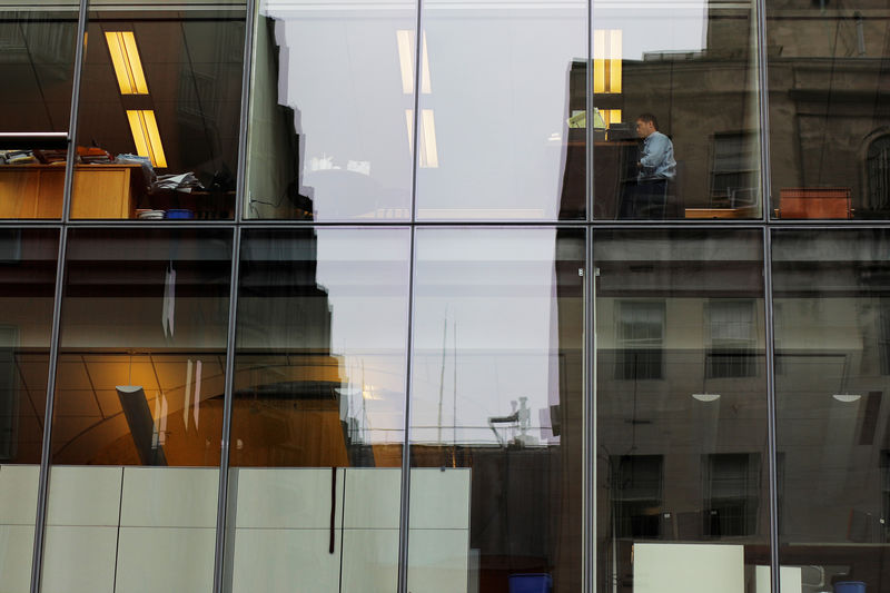 © Reuters. FILE PHOTO - A worker sits at his desk in an office building in Washington