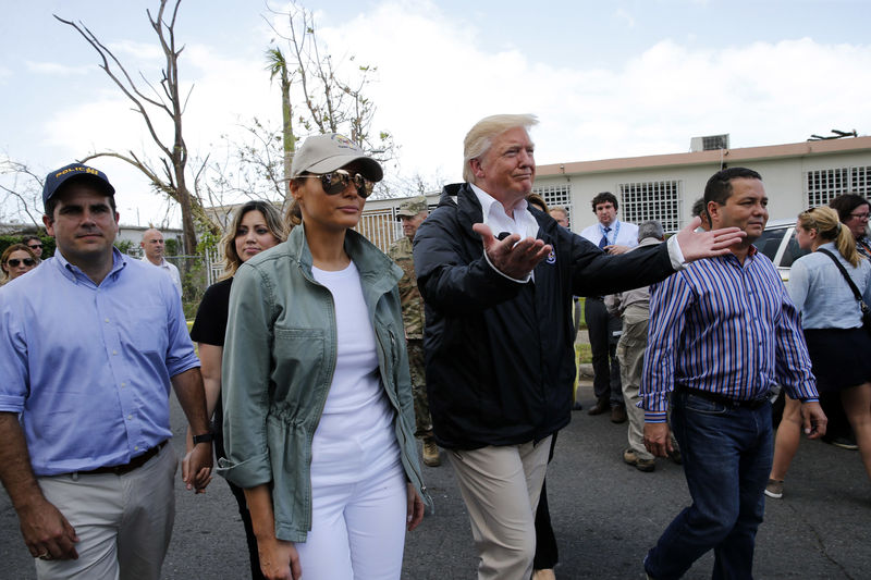 © Reuters. Presidente Trump percorre área danificada pelo furacão Maria em Guaynabo, Porto Rico, no ano passado