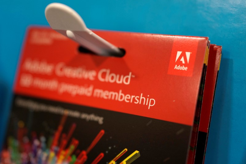 © Reuters. Caixa de software da Adobe Systems Inc em exposição em loja de Los Angeles