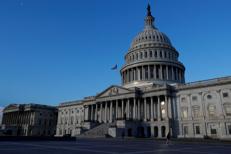 © Reuters. People walk by the U.S. Capitol building in Washington