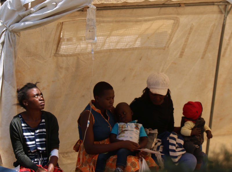© Reuters. منظمات الإغاثة تكثف جهودها لاحتواء الكوليرا في زيمبابوي