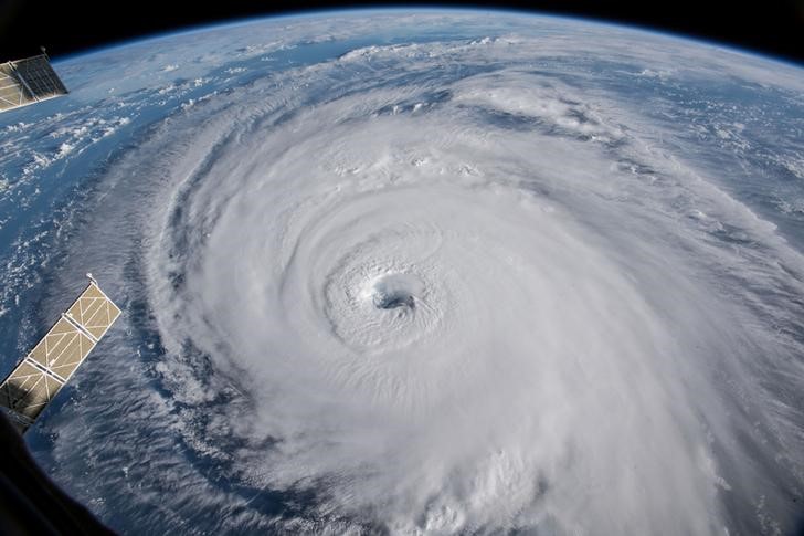 © Reuters. رياح الإعصار فلورنس تضرب ساحل كارولاينا وتحذيرات من سيول جارفة