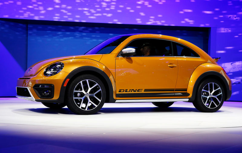 © Reuters. FILE PHOTO:  The new Volkswagen Beetle Dune is introduced at the LA Auto Show in Los Angeles